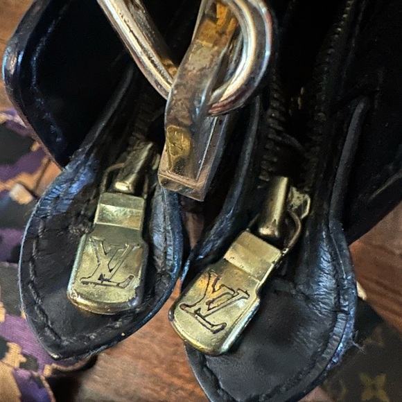 🖤 LV Clutch/Crossbody! 💜 - Picture 7 of 10